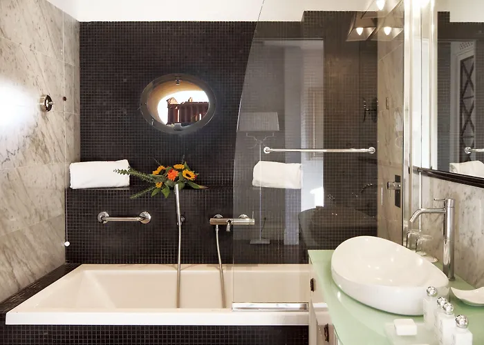 Отель Athena 5*